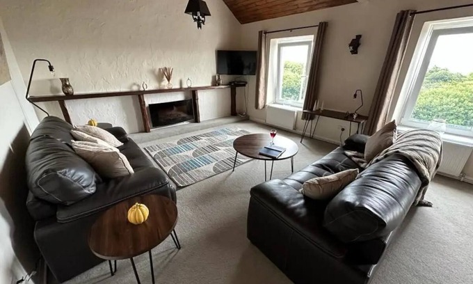 Llanelli Apartment | 2 Bed-Sleeps 4-Sea View-Pet Friendly-Parking