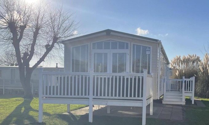 Great Yarmouth Cabin | 2 Bed-sleeps 6-free Parking-pet Friendly