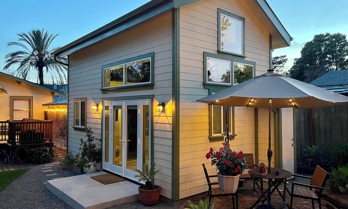 Upper Dimond House | 2-Bed Tiny Home Retreat in Urban Oasis — Kolibrie Huis Near SF & Lake Merritt