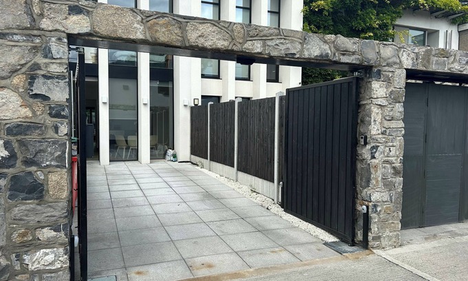 Ballsbridge House | 2-Bed Townhouse | Garden & Private Parking in D04