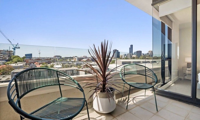 Cremorne Apartment | 2-Bed Unit with Parking, Balcony and Pool near CBD