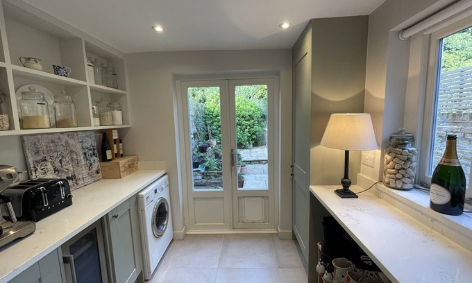 Golborne House | 2 bed Victorian townhouse Queens Park, Westminster, 5 mins from Portobello rd