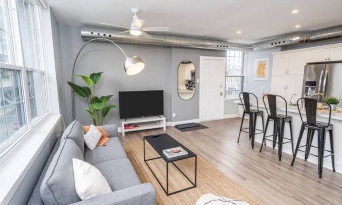Burlington Apartment | 2 bed work desk close to Brant St Pier GO station