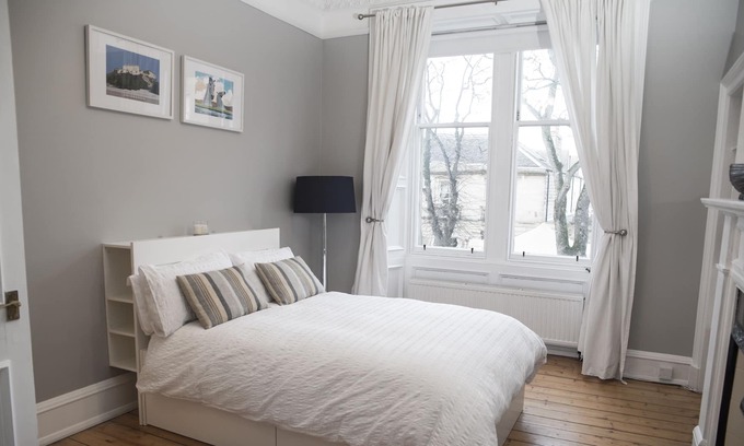 Stockbridge Apartment | 2 bedrm Edinburgh apartment, 1 mile from Castle.