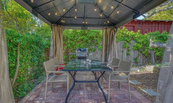 Northeast Carmel House | 2 bedroom ,1.5 bath Beach Cottage Close to Downtown Carmel