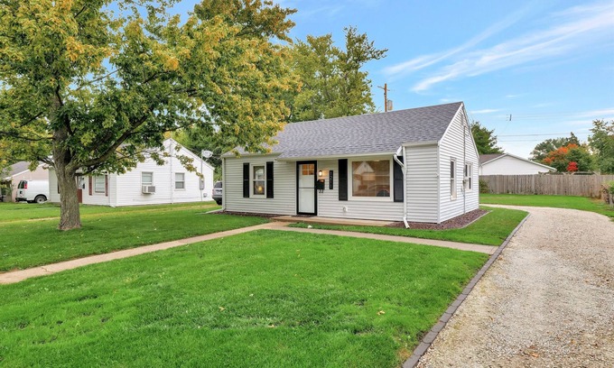 Bloomington House | 2 Bedroom 1 Bathroom Gem