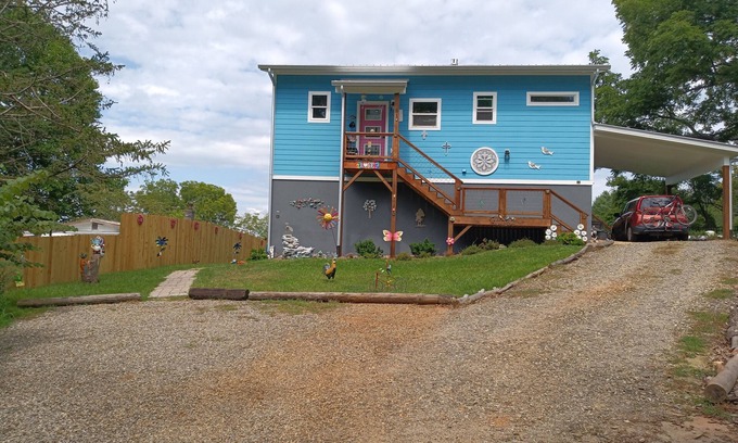 Woodfin House | 2 Bedroom 2 Bath Apt w Mountain Views - Water, Electric & Internet ON