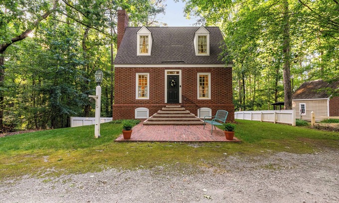 White Stone Cottage | 2 bedroom/2 bathroom Woodland Retreat in Hub City with Backyard + Fire Pit