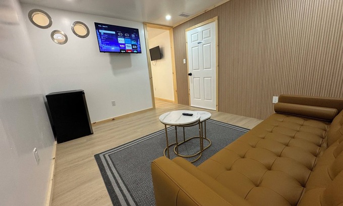 Ottawa Division Apartment | 2-bedroom & 2-bathroom & living room apartment in enjoyable Ottawa with WiFi, AC
