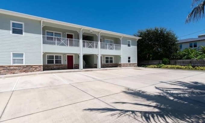 Crescent Beach Apartment | 2 Bedroom 816454 by Houzlet