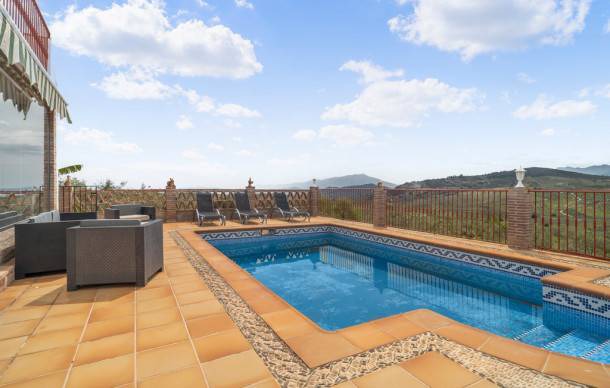 Alozaina House | 2 bedroom accommodation in Alozaina