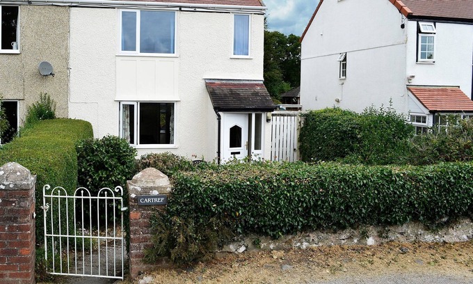 Llysfaen Cottage | 2 bedroom accommodation in Llysfaen Village, near Old Colwyn
