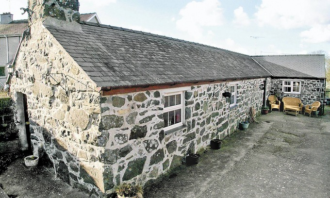 Garn Fadryn Cottage | 2 bedroom accommodation in Dinas, Lleyn Peninsula