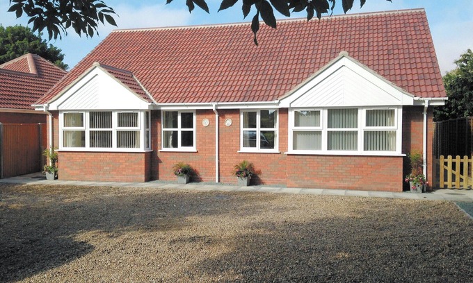 Sandilands Cottage | 2 bedroom accommodation in Sutton-on-Sea, near Mablethorpe
