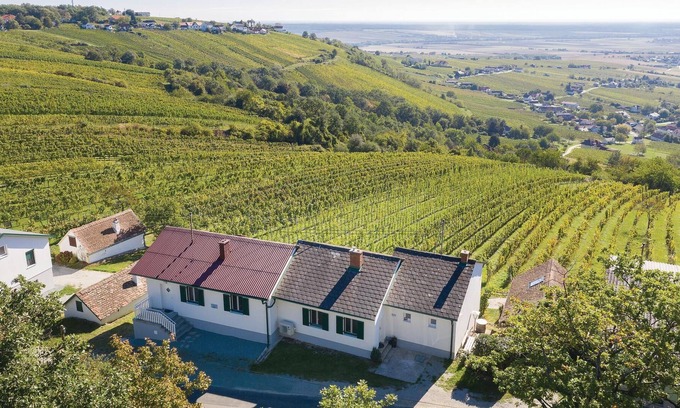Deutsch Schuetzen-Eisenberg House | 2 bedroom accommodation in Eisenberg