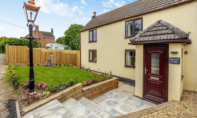 Spalding Cottage | 2 bedroom accommodation in Holbeach Bank, near Spalding