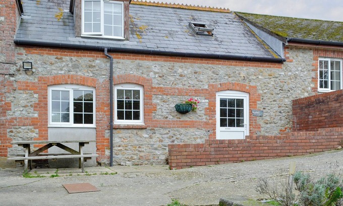 Bridport Cottage | 2 bedroom accommodation in Wootton Fitzpaine, near Charmouth