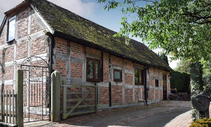 Malvern Cottage | 2 bedroom accommodation in Welland, near Malvern