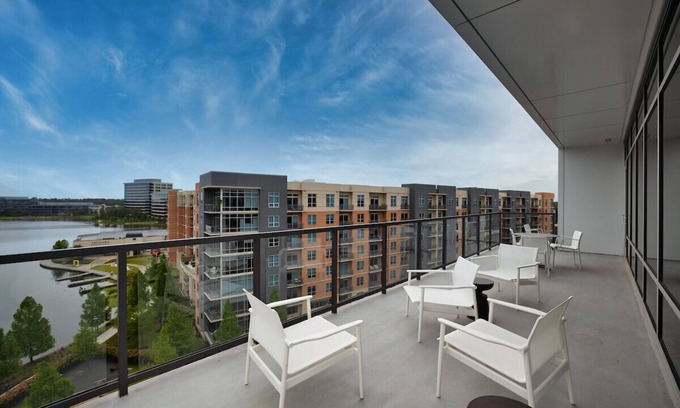 The Woodlands Apartment | 2-bedroom apartment on the beautiful Lake Woodland