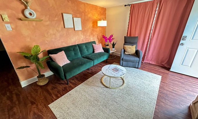 Knoxville Apartment | 2 bedroom apartment: 10 minute drive to UT, convention center,downtown Knoxville