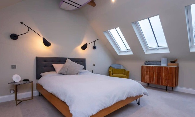 Coombe Hill Apartment | 2 bedroom apartment - 200m from Richmond Park
