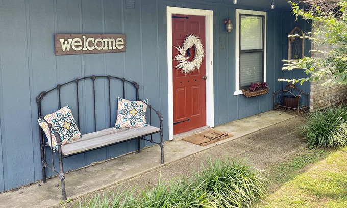 Mena House | 2 Bedroom Artist Bungalow in a quiet neighborhood.