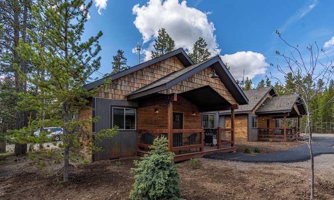 West Yellowstone Cabin | 2 Bedroom Cabin with A/C, just 5 blocks from Yellowstone!