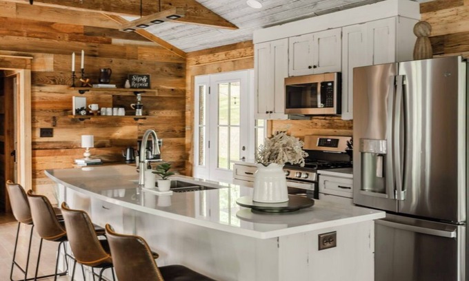 Sinking Spring Cabin | 2 Bedroom Cabin with Pickleball Court, Sectional Couch and Outdoor Dining