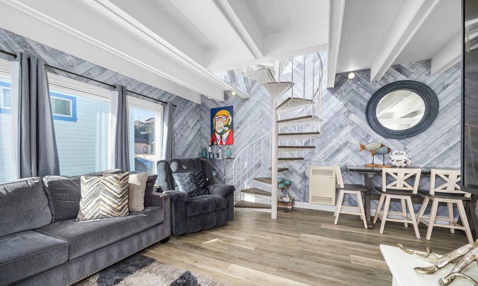 Capitola House | 2 Bedroom Capitola Home w/Rooftop Deck!