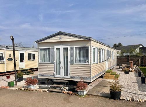 Glasgow Apartment | 2 Bedroom Caravan Located in Uddingston, Glasgow at Maryville Caravan Site