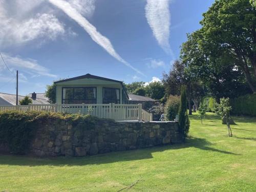 Rhyd-y-clafdy Apartment | 2 bedroom chalet in Chwilog on the Llyn Peninsula