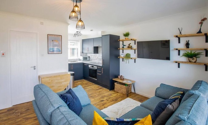 Mundesley Ski Chalet | 2 Bedroom Chalet inn Mundelsey, Walkable to Sandy Beach, Free Parking