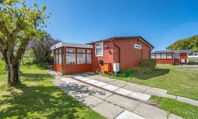 Tywyn Ski Chalet | 2 Bedroom Chalet, Sleeps 4, Pet Friendly, Quiet and Relaxing Location