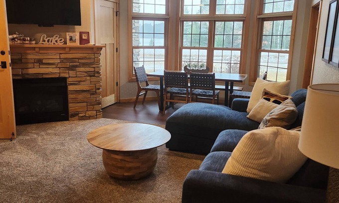 Three Lakes Condo | 2-bedroom condo in charming Three Lakes with AC, fitness room