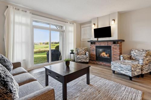 The Blue Mountains Ski Chalet | 2 Bedroom Condo only steps to the Village!