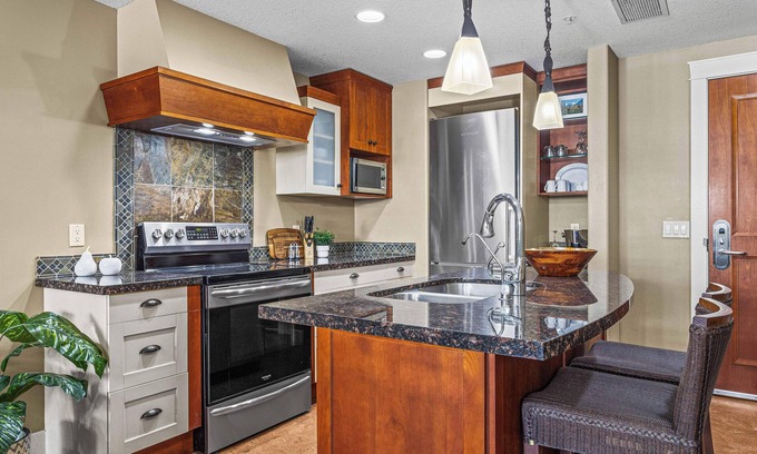 Canmore Apartment | 2 Bedroom Condo .Pool .Hot Tub .Gym .Spa