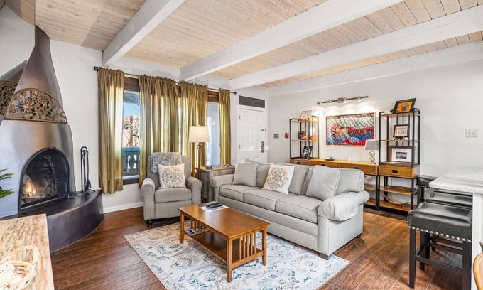 Northeast Santa Fe Hotel | 2-Bedroom Condo with Kiva Fireplace Walk to the Plaza