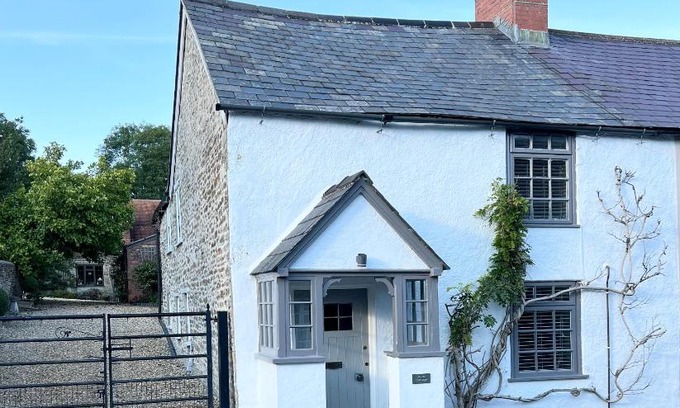 Stalbridge House | 2 Bedroom Cottage - Sleeps 4 - Wifi Fireplace