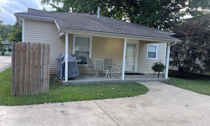 Middletown House | 2 bedroom , cottage, easy and close location to shopping, restaurants and away