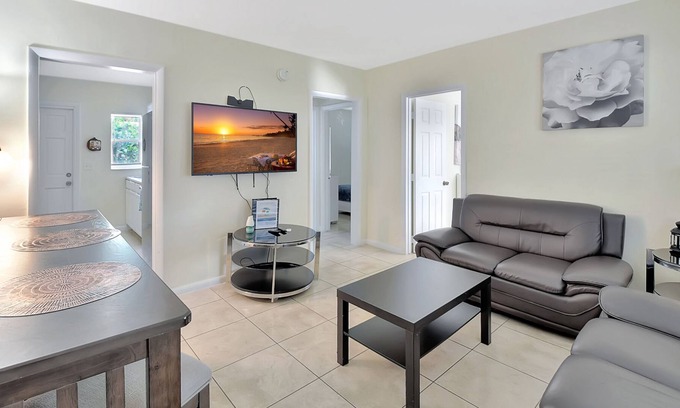 Delray Beach Cottage | 2 bedroom cozy Cottage walk to Atlantic Ave, pets, free parking
