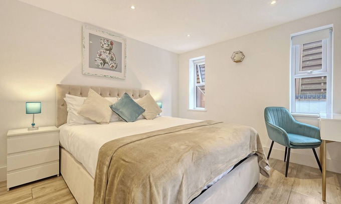 Snaresbrook Apartment | 2 Bedroom, extra stylish, stunning apartment - Escape London, in London