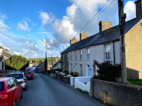 Edern House | 2 Bedroom Family Cottage Dog Friendly Edern North Wales