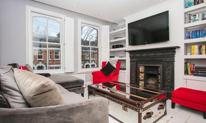 Brixton Hill Apartment | 2 Bedroom Flat in Brixton Sleeps 4
