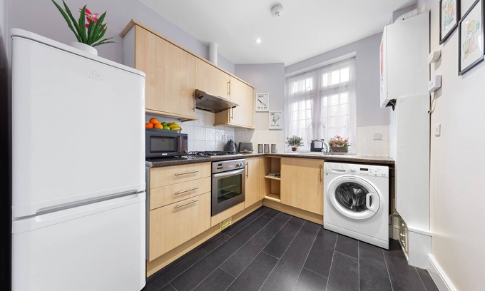 High Barnet Apartment | 2-bedroom flat with a king-size bed in London, UK.