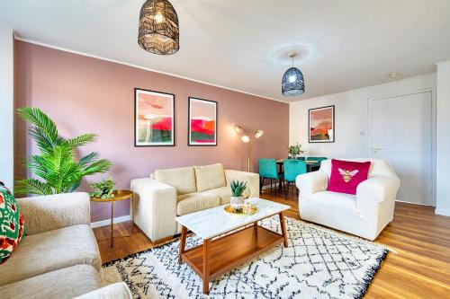 Glasgow Apartment | 2 Bedroom Gardens Retreat with Free Parking