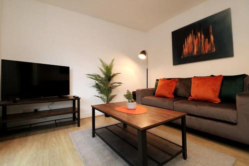 Lancaster Apartment | 2 Bedroom GF Home - Private Parking and Garden