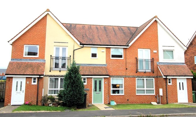 Ashington House | 2 Bedroom House - Beautifully Decorated & Furnished - Parking - Large Garden