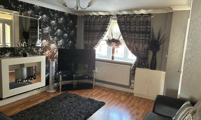 Liverpool House | 2 bedroom house close to city centre with gated driveway