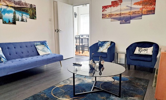 Leeds House | 2 Bedroom House in Leeds - Sleeps 5, WiFi, Parking