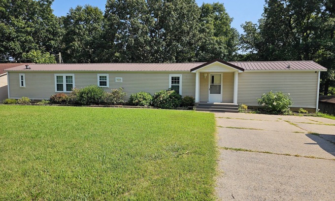 Grand Rivers House | 2-bedroom house in Grand Rivers with 2 Boat Ramps and Patti's Nearby - KY Lake